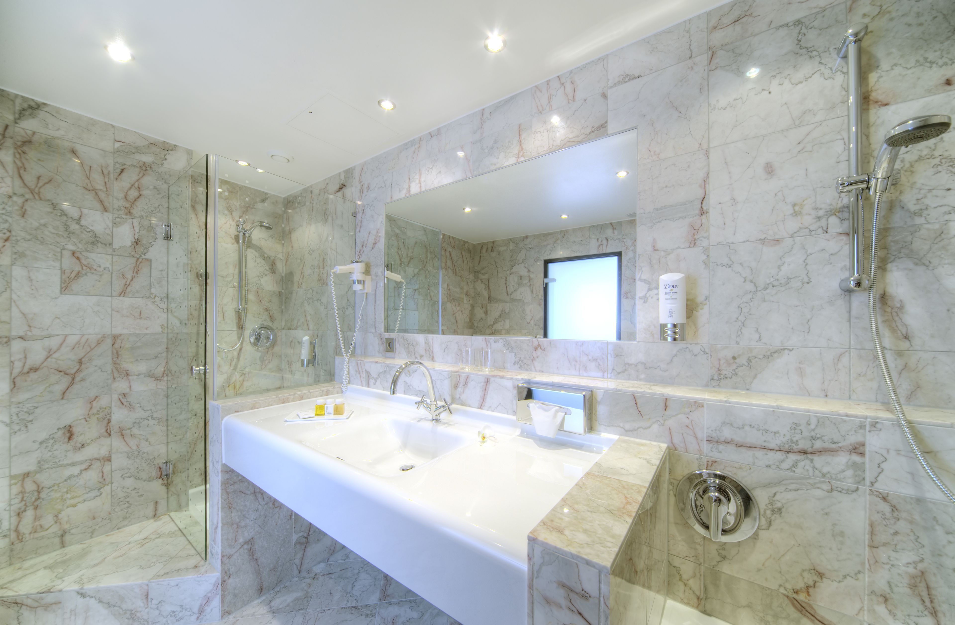 junior suite | bathroom | combined shower/bathtub, free toiletries, hair dryer, towels