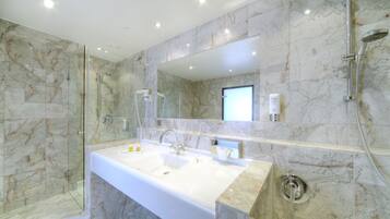 Suite junior | Baño | Ducha y bañera combinadas y artículos de higiene personal gratuitos