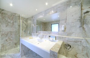 Junior Suite | Bathroom | Combined shower/tub, free toiletries, hair dryer, towels