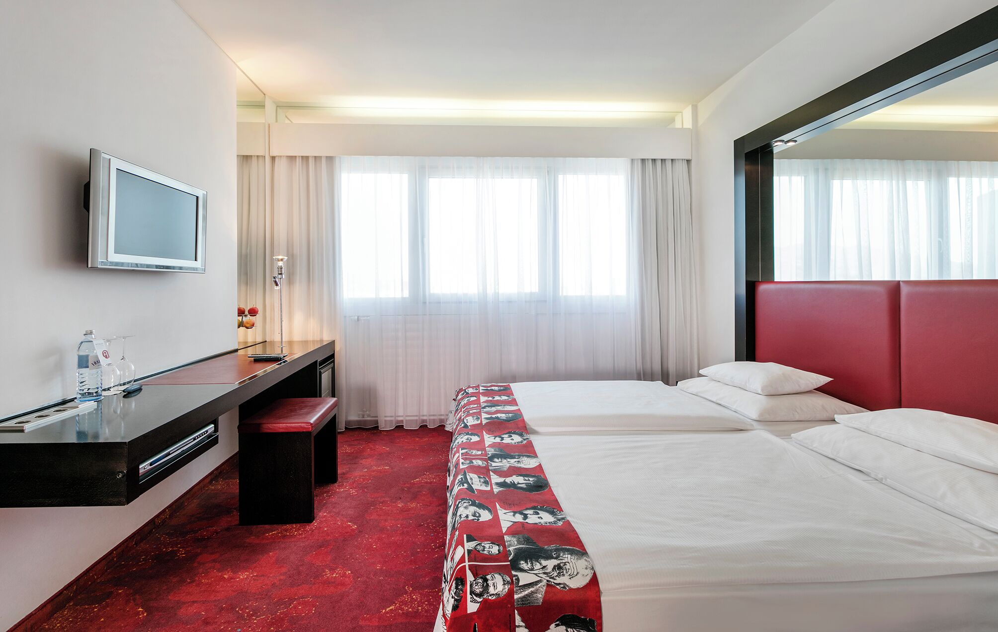 高級客房 | 高級寢具、特厚豪華床墊、房內夾萬、書桌