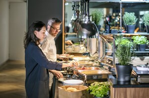 Tägliches Frühstücksbuffet (24 EUR pro Person)