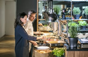 Tägliches Frühstücksbuffet (24 EUR pro Person)