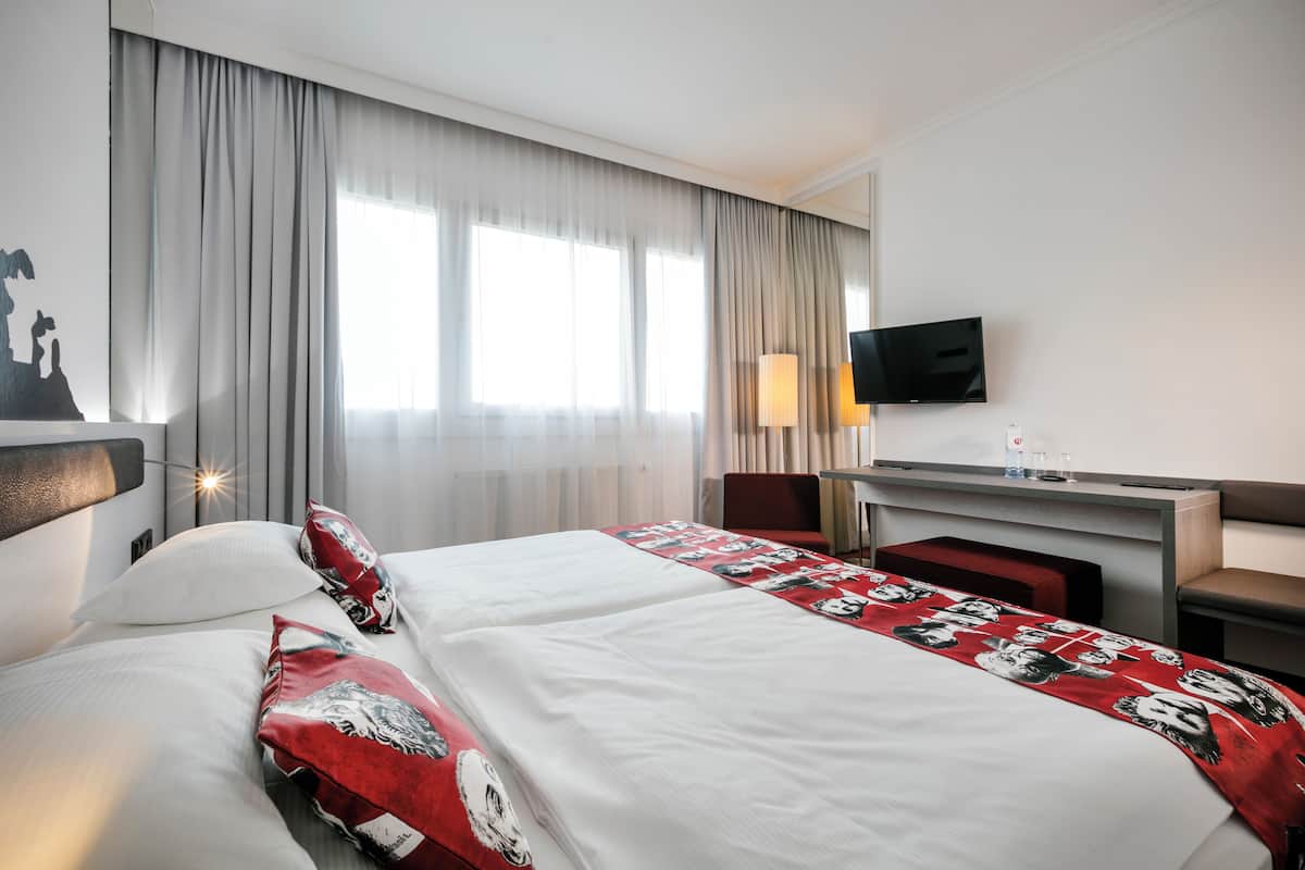 Comfort Room, River View | Premium bedding, pillowtop beds, in-room safe, desk