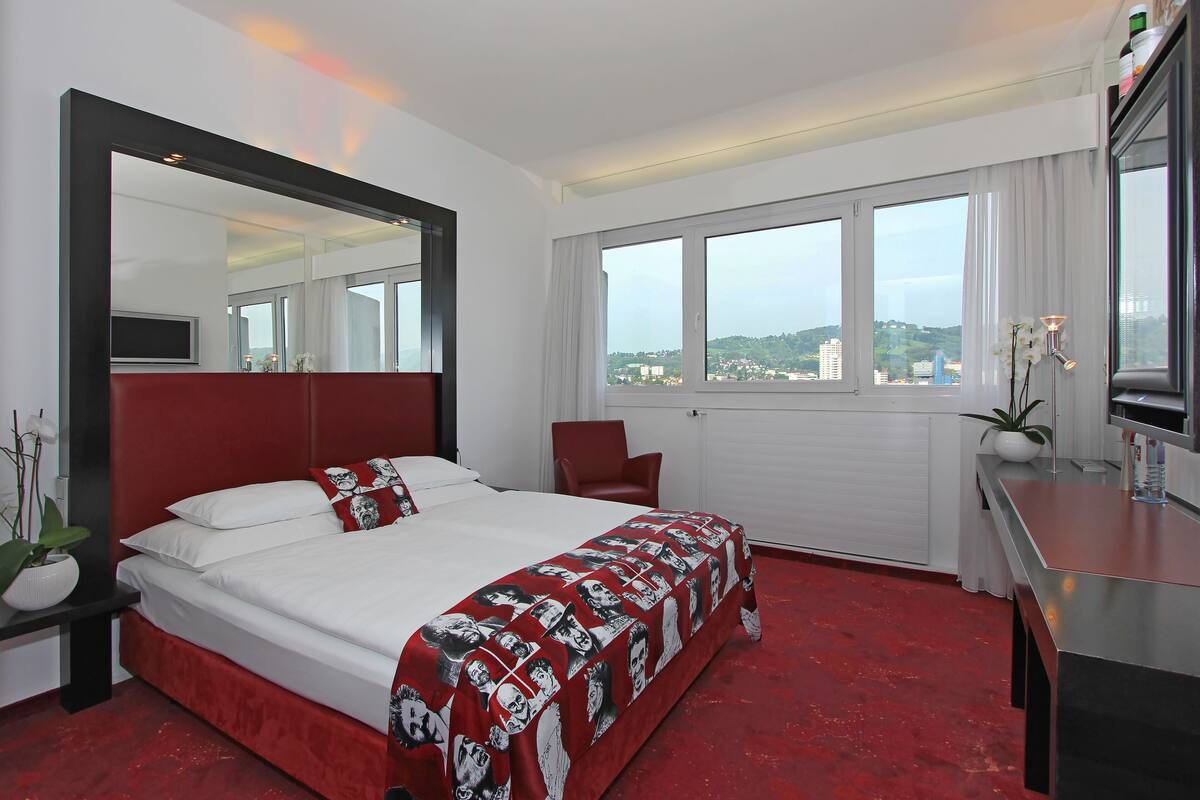 1 bedroom, premium bedding, pillow-top beds, in-room safe