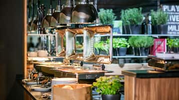 Se ofrece un desayuno bufé (24 EUR por persona)