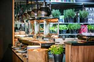 Desayuno buffet diario (EUR 24 por persona)