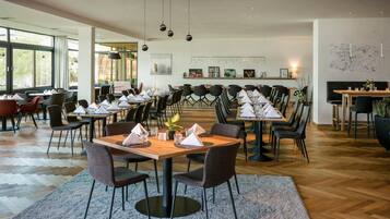 Serveert ontbijt, lunch, internationale gerechten, uitzicht op de tuin