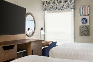 Hypo-allergenic bedding, desk, laptop workspace, blackout drapes - Hampton Inn Kansas City-Airport (Kansas City)
