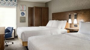 A hotel room with two beds, a desk, a chair, and a wardrobe. - Hampton Inn Kansas City-Airport (Kansas City)