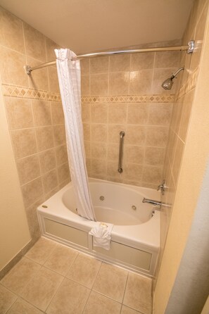 Chambre Standard, 1 très grand lit, non-fumeurs | Salle de bain | Ensemble douche/baignoire, articles de toilette gratuits, sèche-cheveux