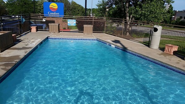 Outdoor pool - Best Western Overland Park Hotel (Overland Park)
