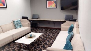 Living area - Best Western Overland Park Hotel (Overland Park)