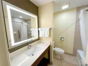 Combined shower/bathtub, free toiletries, hair dryer, towels