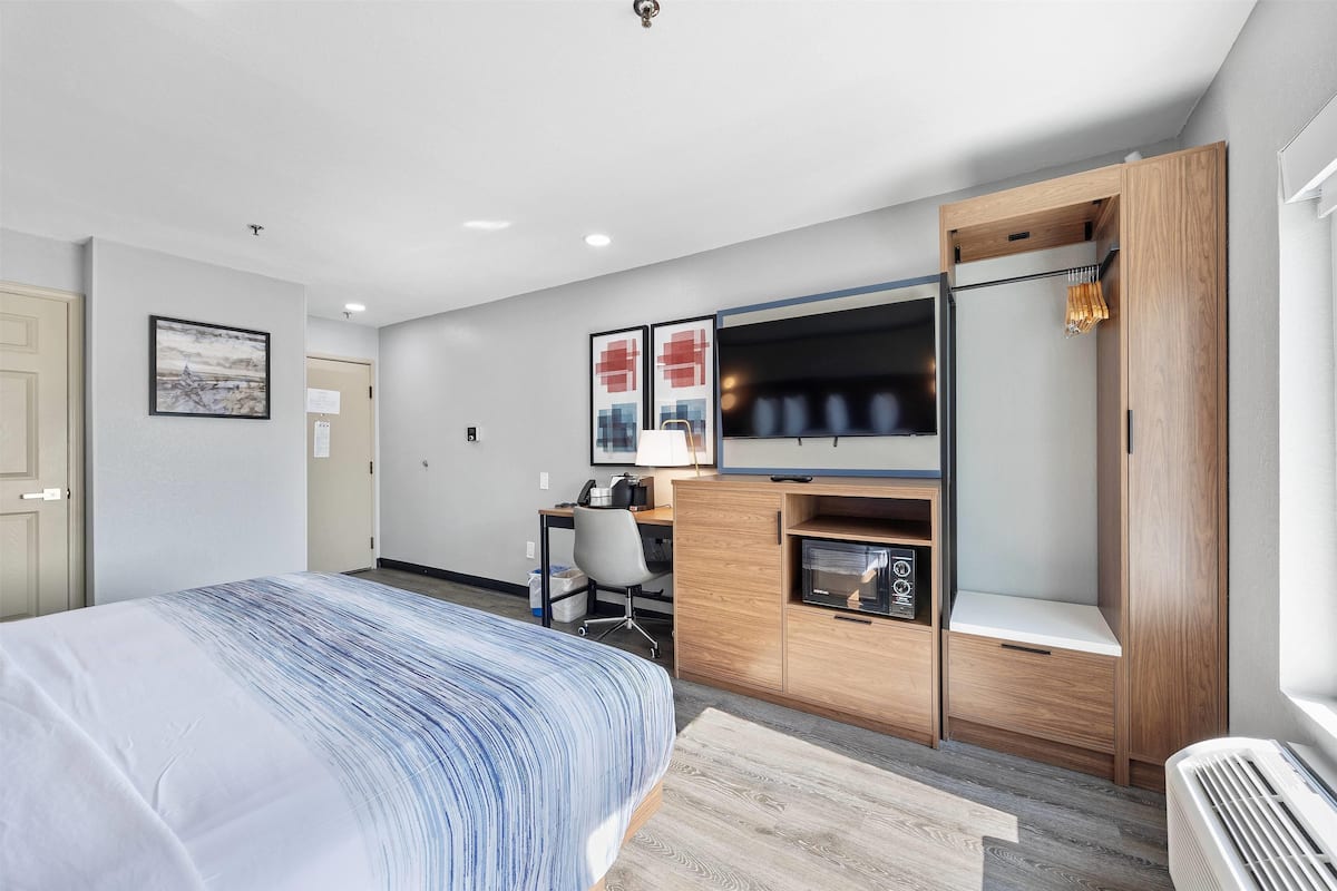 Room, 1 King Bed, Non Smoking | In-room safe, desk, iron/ironing board, rollaway beds
