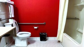 غرفة - سرير كبير - لذوي القدرات الحركية المحدودة - لغير المدخنين (Hearing, Bathtub w/ Grab Bars) | حمام | مستلزمات مجانية للعناية الشخصية، مناشف