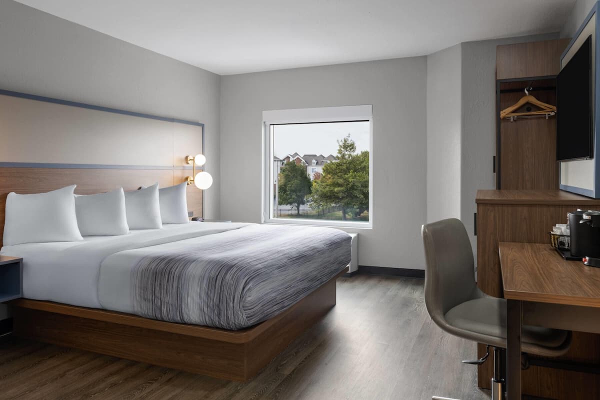 Habitación, 1 cama de matrimonio grande, no fumadores | Caja fuerte, escritorio, tabla de planchar con plancha