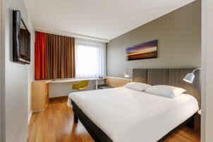 Hypo-allergenic bedding, pillowtop beds, desk, blackout drapes