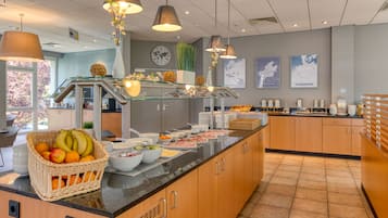 Desayuno buffet diario (EUR 18 por persona)