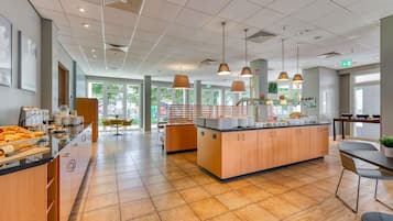 Tägliches Frühstücksbuffet (18 EUR pro Person)