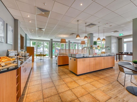 Desayuno buffet diario (EUR 18 por persona). ibis Frankfurt Messe West