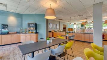 Desayuno buffet todos los días (EUR 18 por persona)