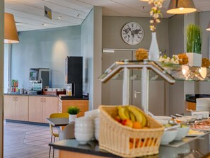 Daily buffet breakfast for a fee - ibis Frankfurt Messe West (Frankfurt)