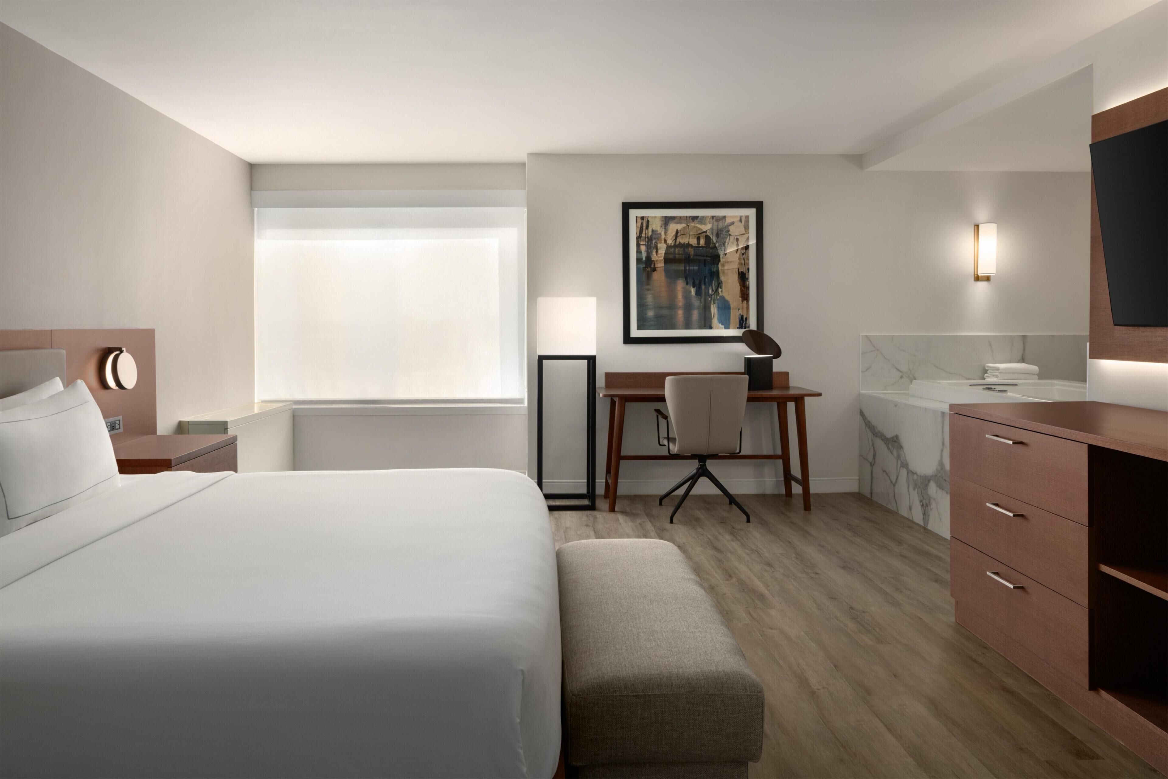 Suite, 1 King Bed, Jetted Tub (Newly Renovated) | Ropa de cama de alta calidad y escritorio
