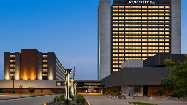 A DoubleTree Hilton hotel with a modern facade, a well-lit entrance, and a landscaped driveway. - Doubletree by Hilton Bloomington - Minneapolis South (Bloomington)