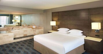 Suite, 1 cama de matrimonio grande, bañera de hidromasaje | Ropa de cama de alta calidad y escritorio