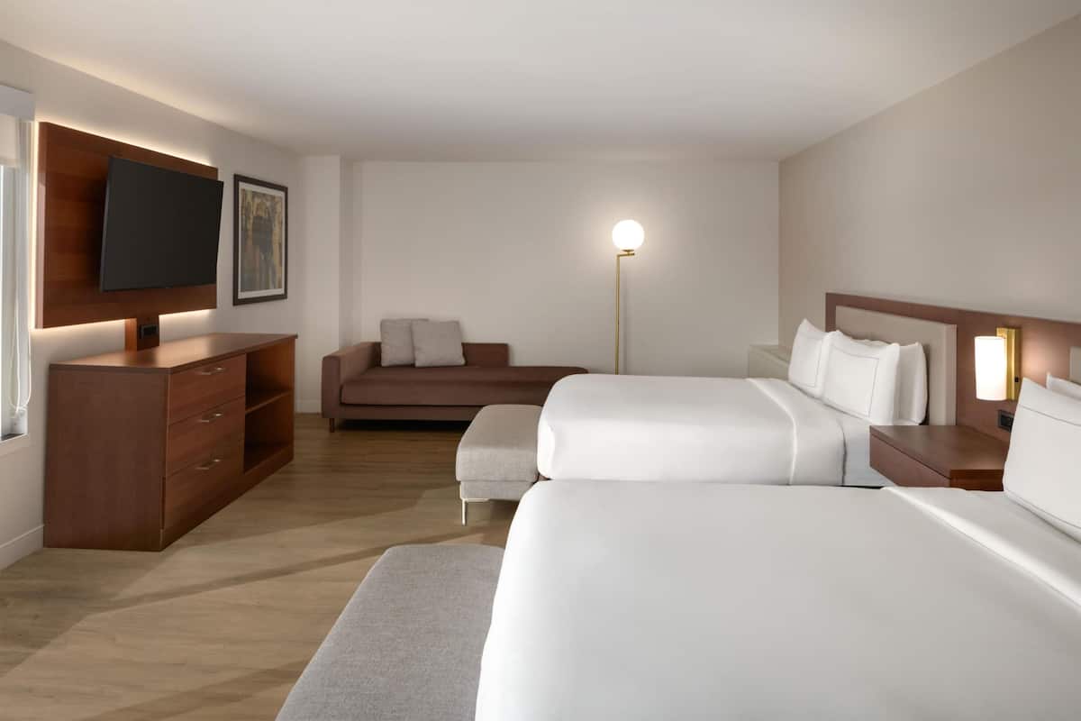 Room, 2 Queen Beds, Corner (Newly Renovated) | Roupas de cama premium, escrivaninha, espaço de trabalho para notebook