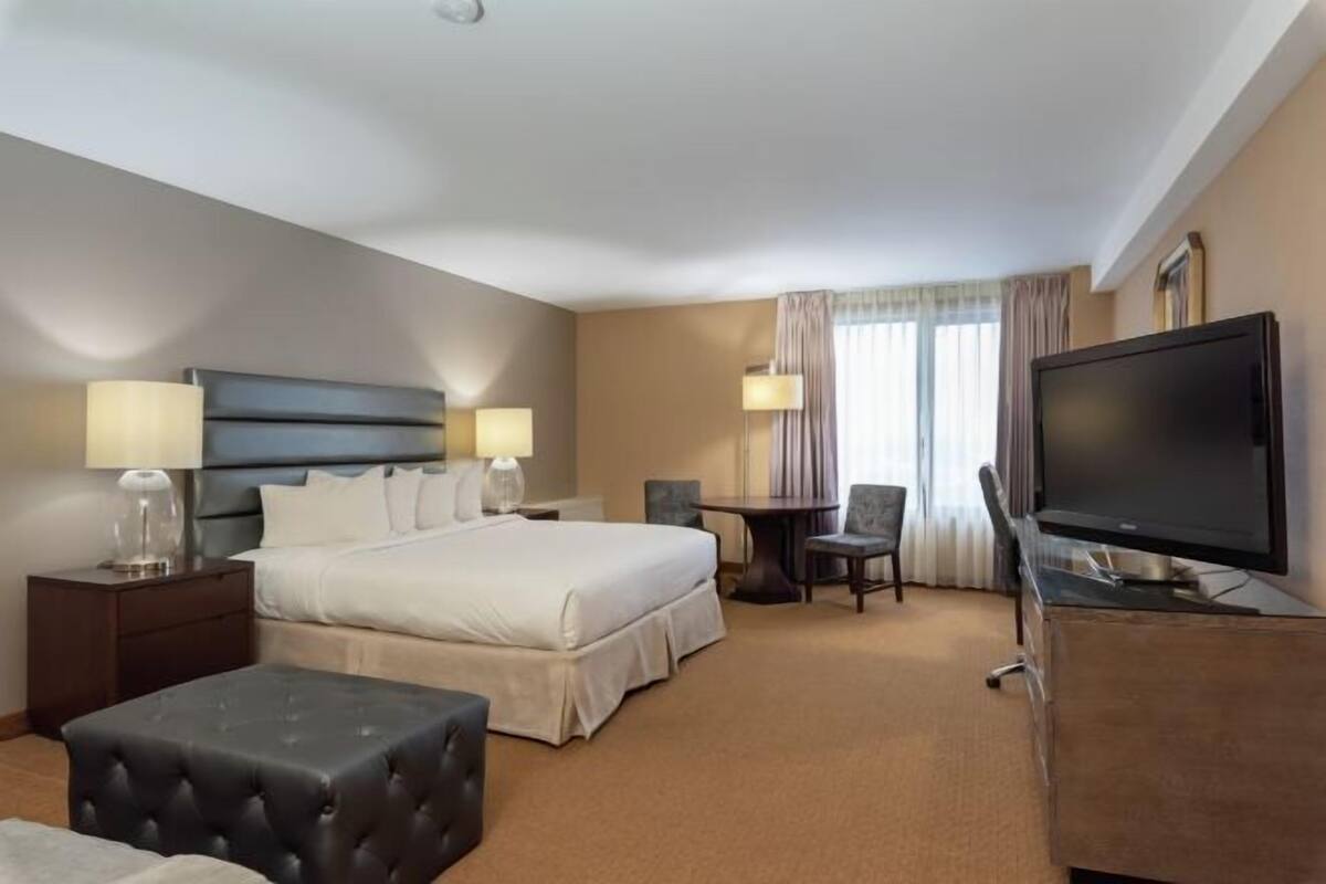 Luxe beddengoed, een bureau, een laptopwerkplek