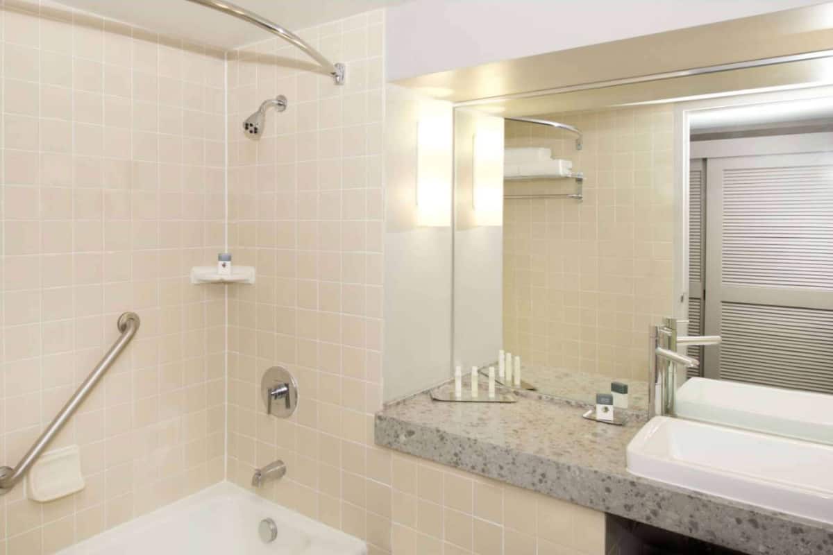 Tina con regadera, amenidades de baño gratuitas, secadora de cabello