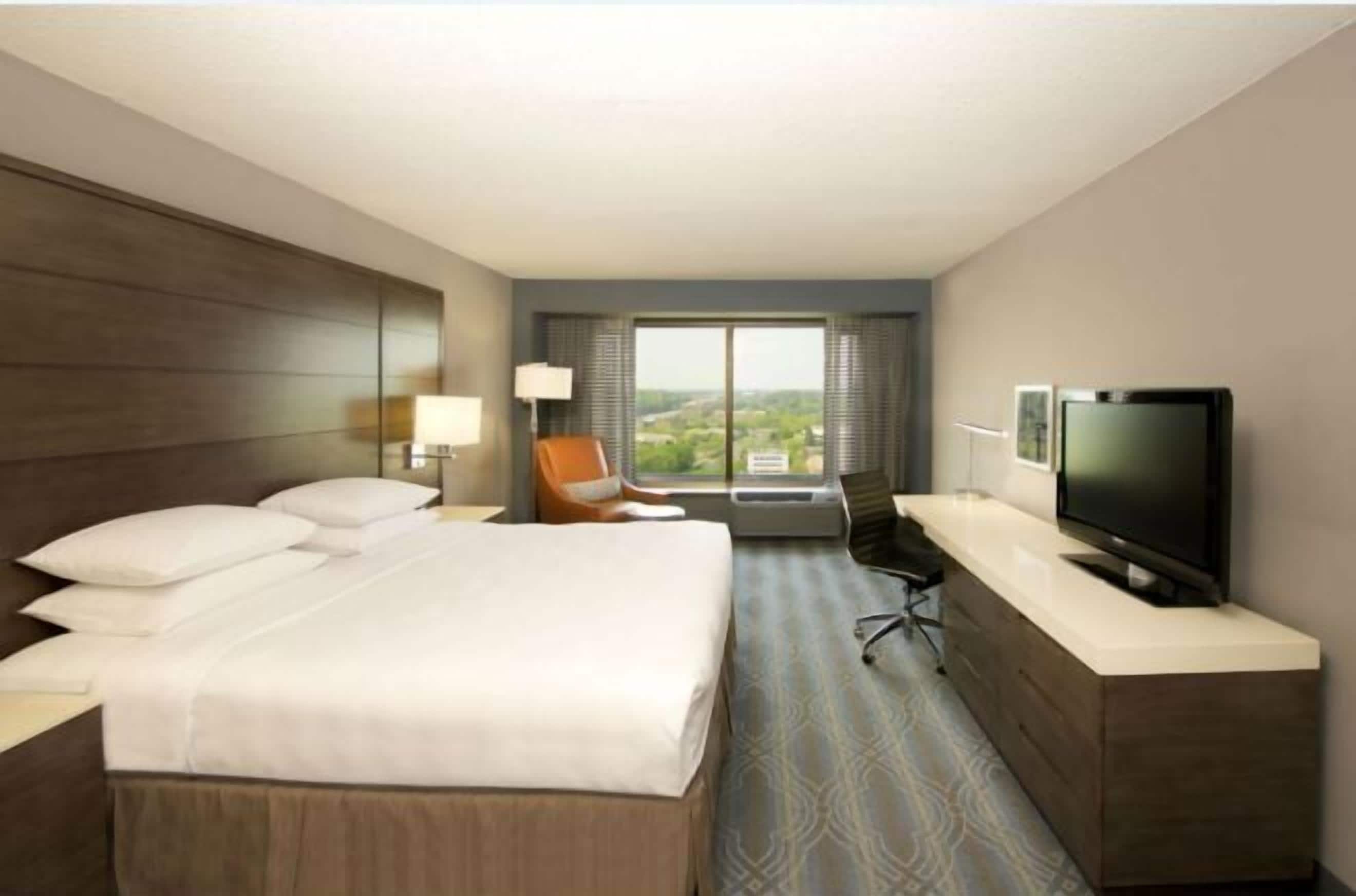 高級寢具、書桌、手提電腦工作空間、熨斗/熨衫板