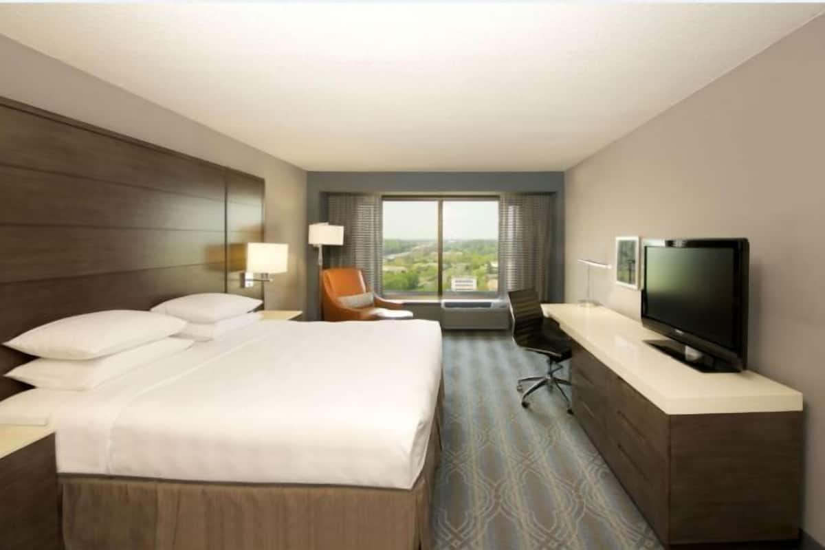 أغطية فراش متميزة ومكتب ومساحة عمل للكمبيوتر المحمول ومكواة/لوح كي