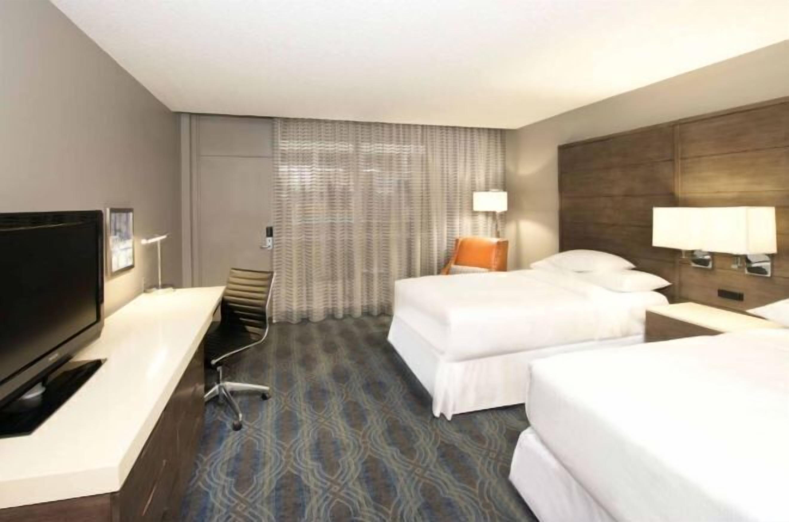 高級寢具、書桌、手提電腦工作空間、熨斗/熨衫板