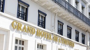 Das Grand Hotel De'Funivers mit großer goldener Beschriftung an der Fassade.