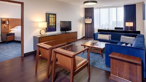 Hypo-allergenic bedding, in-room safe, desk, blackout curtains