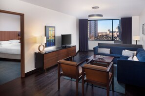 55-inch flat-screen TV with satellite channels, pay films - Hyatt Regency Minneapolis (Minneapolis)