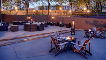 供應早餐、午餐和晚餐,美國料理