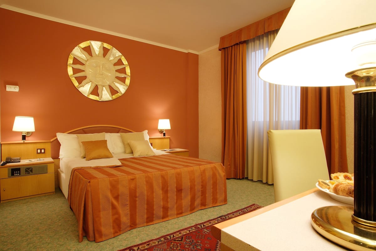 Premium bedding, down duvets, minibar, in-room safe
