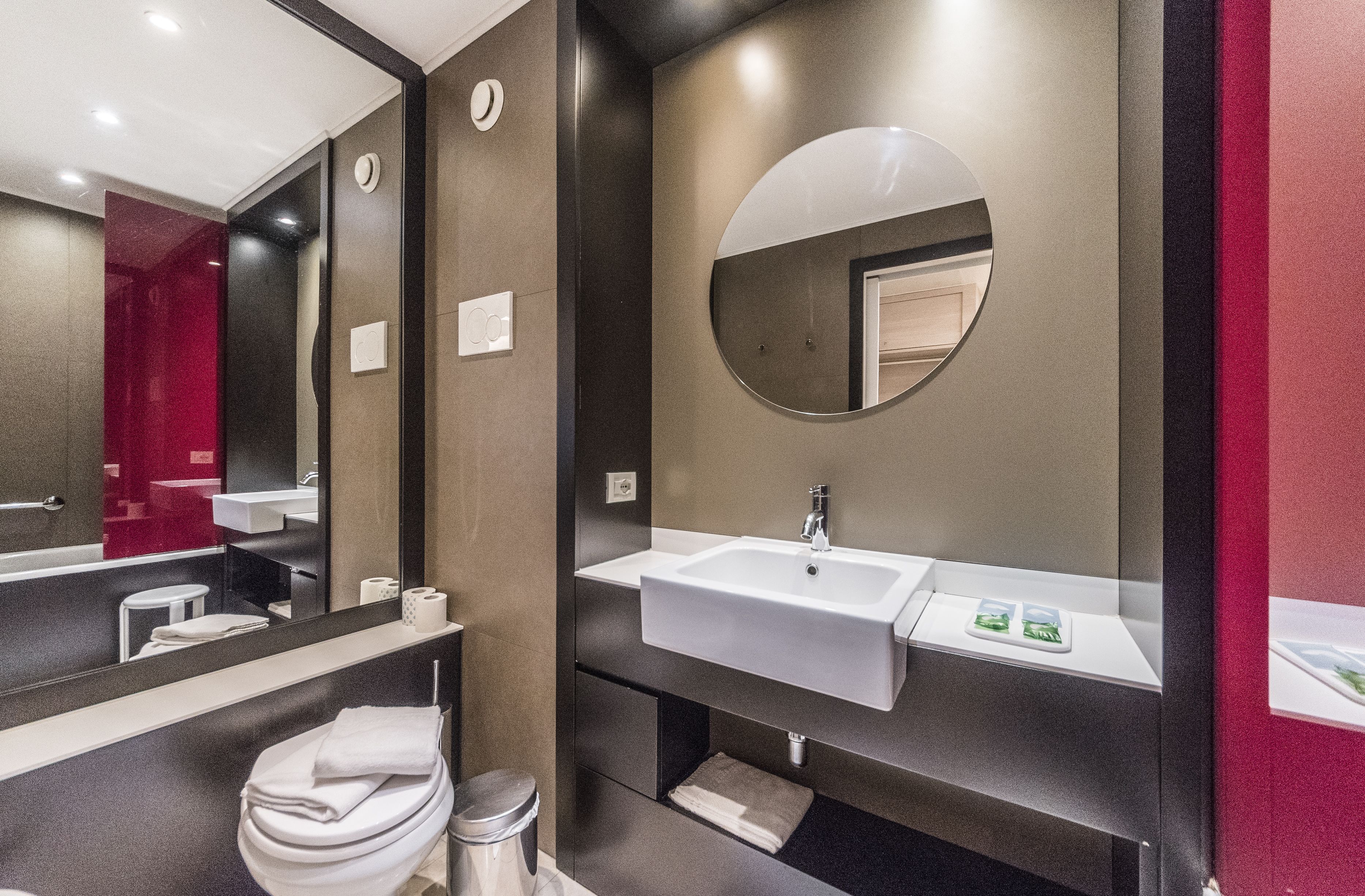 combined shower/bathtub, rainfall showerhead, free toiletries