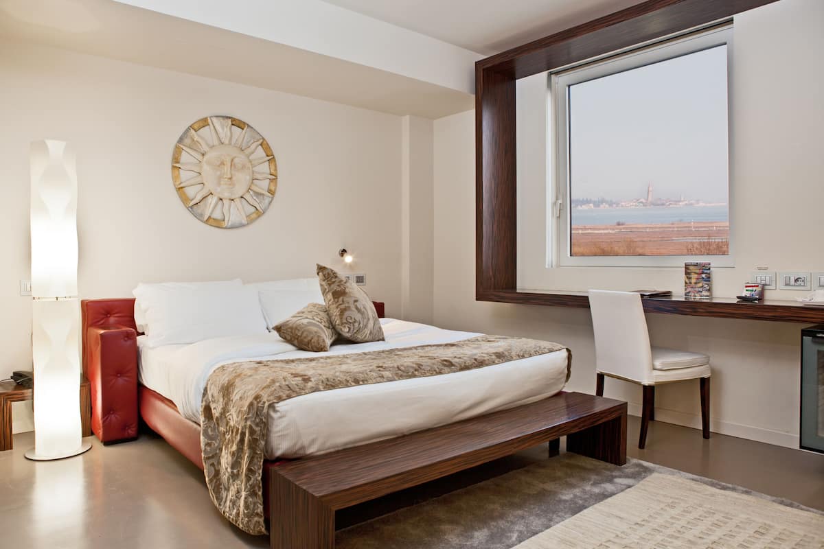 Premium bedding, down duvets, minibar, in-room safe