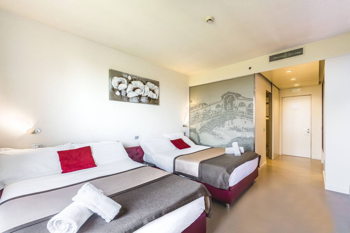 Premium bedding, down comforters, minibar, in-room safe