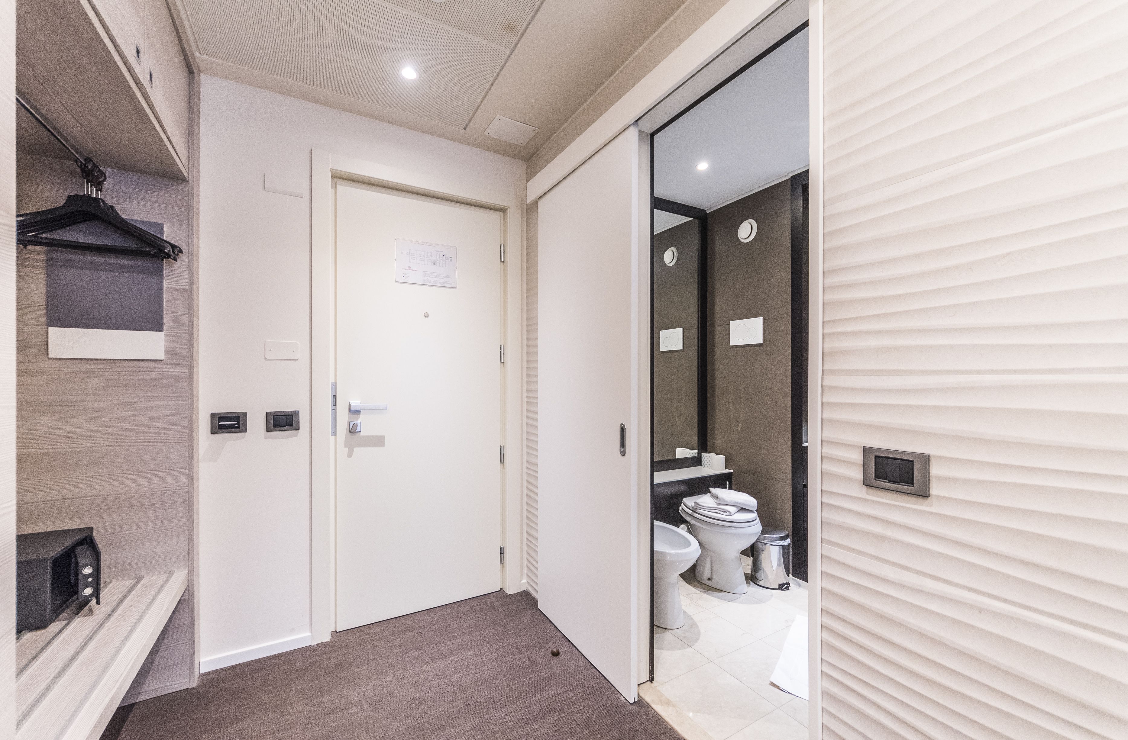 combined shower/bathtub, rainfall showerhead, free toiletries