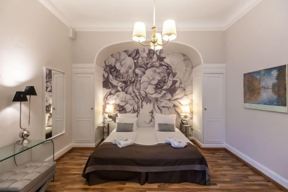 Ropa de cama hipoalergénica, minibar con artículos gratuitos, escritorio