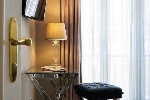 Ropa de cama hipoalergénica, minibar con artículos gratuitos, escritorio