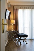 Standard Üç Kişilik Oda | Anti alerjik yatak takımı, ücretsiz minibar, masa, ses yalıtımı 