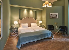 Ropa de cama hipoalergénica y minibar con artículos gratuitos 