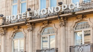 A building with the sign "HOTEL MONOPOL" indicating a hotel. - Hotel Monopol (Frankfurt)