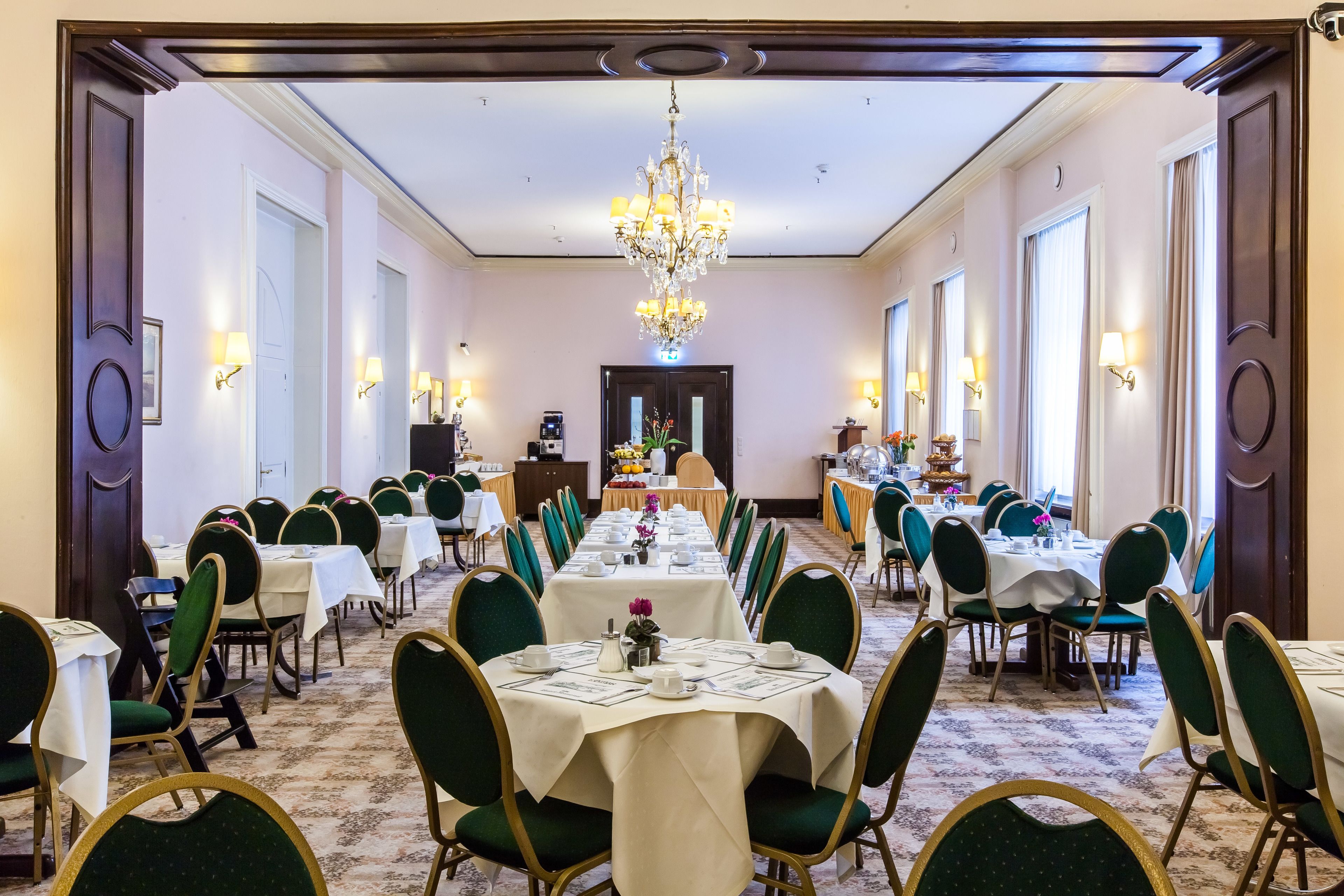 Tägliches Frühstücksbuffet (15 EUR pro Person)